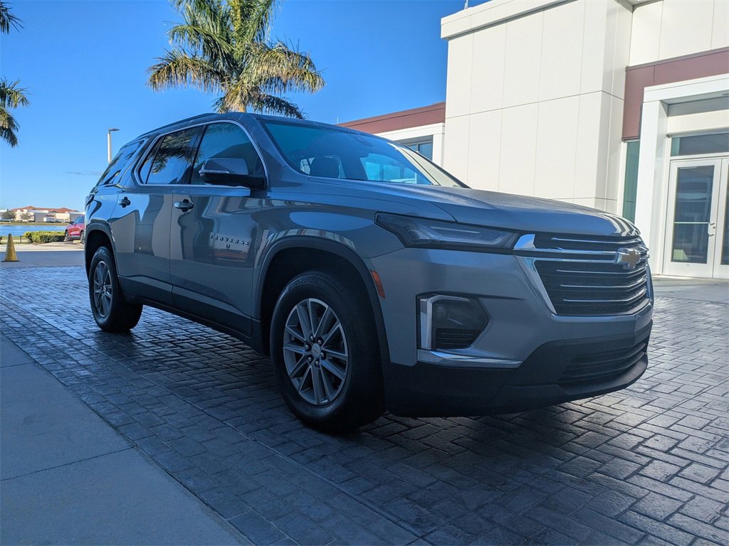 Used 2023 Chevrolet Traverse LT image 2