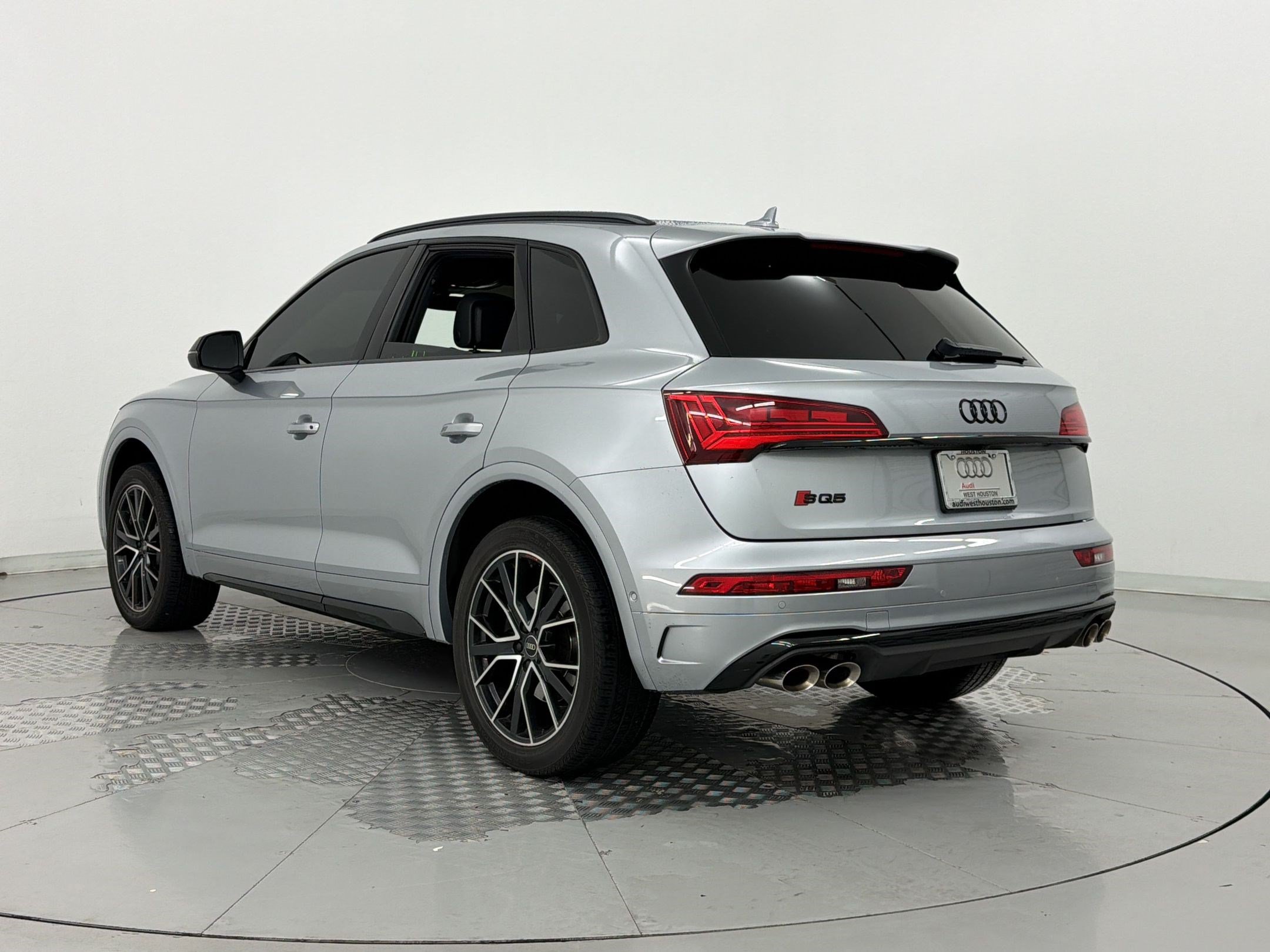 Certified 2022 Audi SQ5 Prestige w/ Prestige Package AWD/4WD image 3