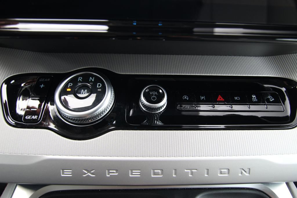 Used 2025 Ford Expedition Active image 30