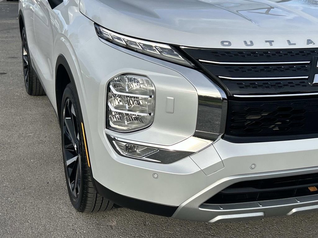 Used 2024 Mitsubishi Outlander SE image 11