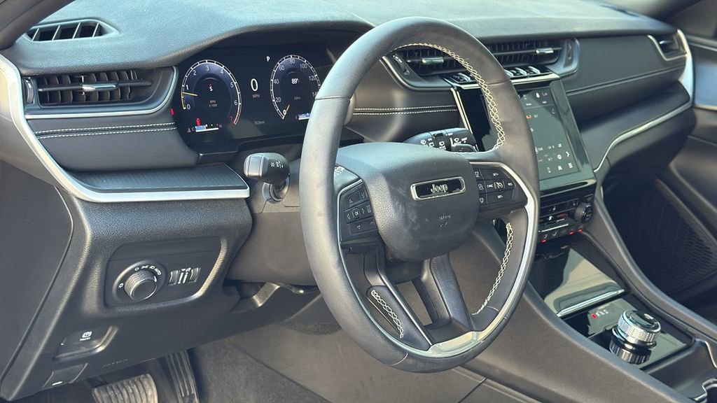 Used 2025 Jeep Grand Cherokee Altitude image 7