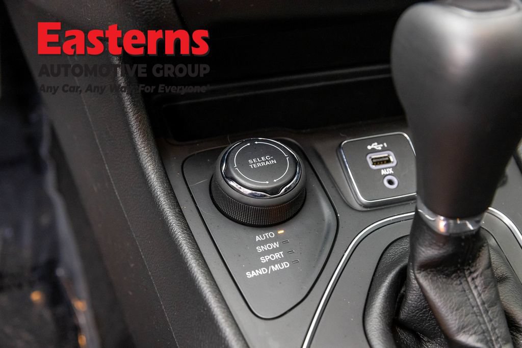 Used 2021 Jeep Cherokee Latitude Plus AWD/4WD image 22
