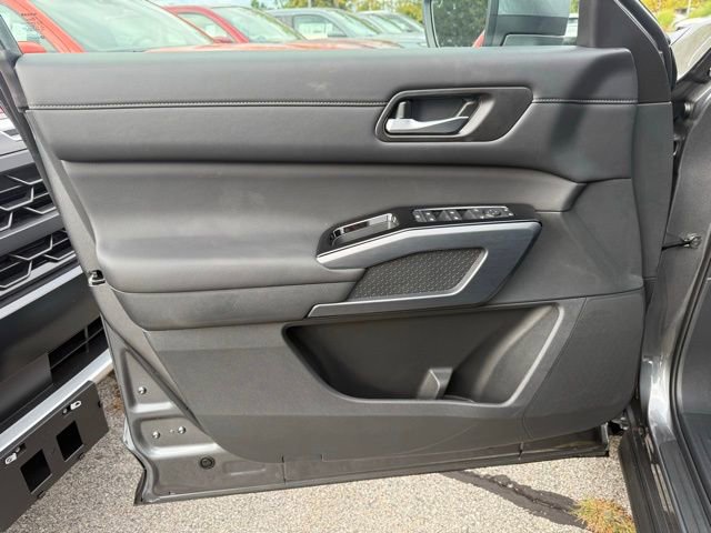 New 2025 Nissan Pathfinder SL w/ Black Appearance Package image 16