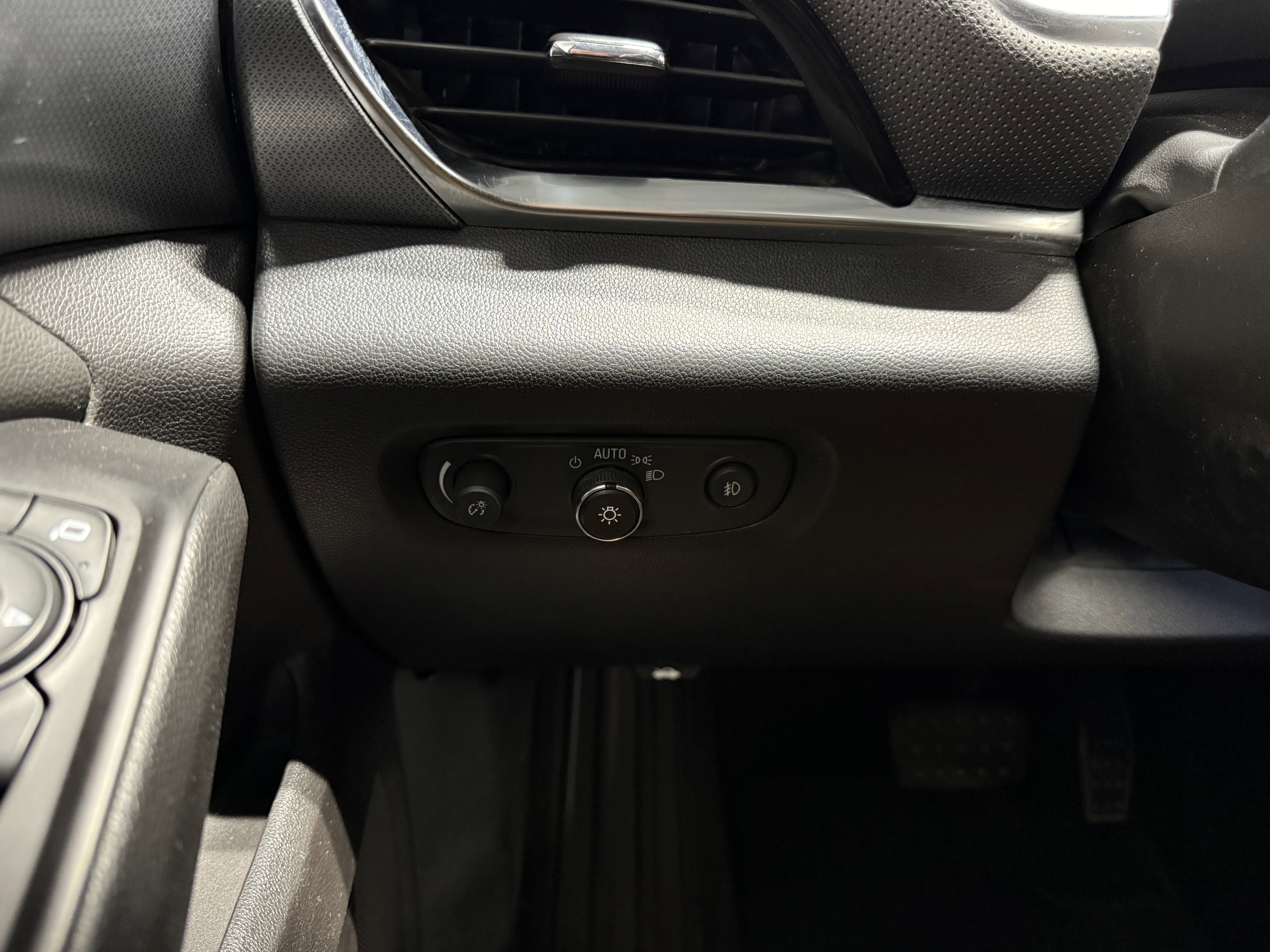 Used 2019 Chevrolet Traverse Premier image 17