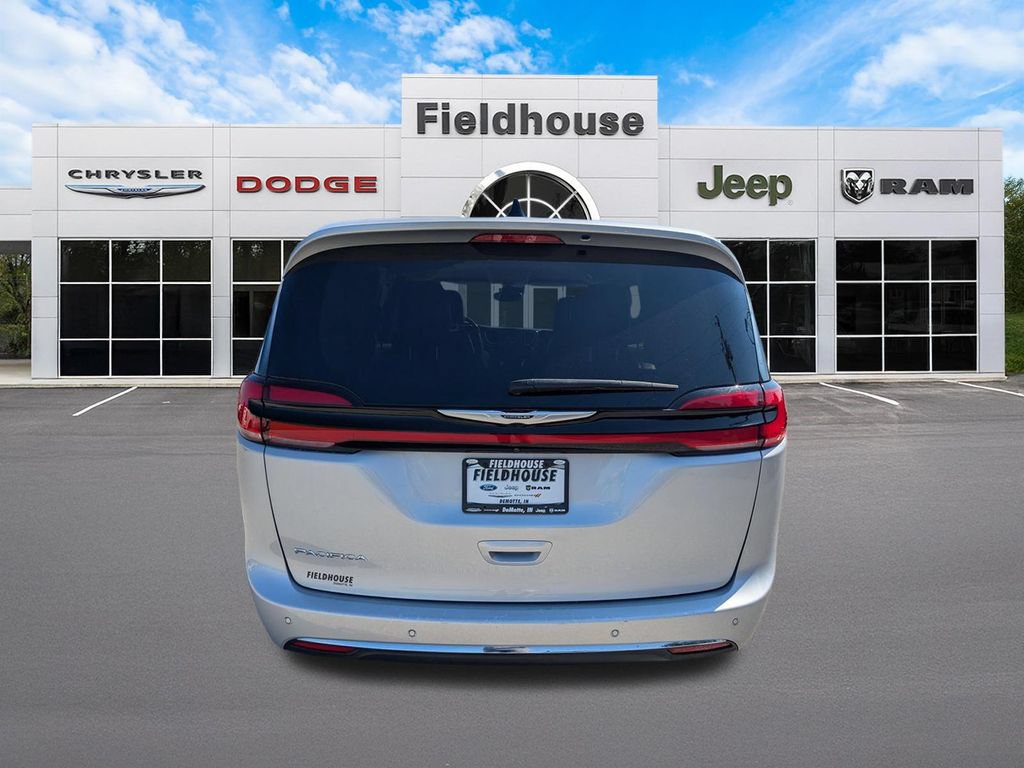 Used 2024 Chrysler Pacifica Touring-L FWD image 7