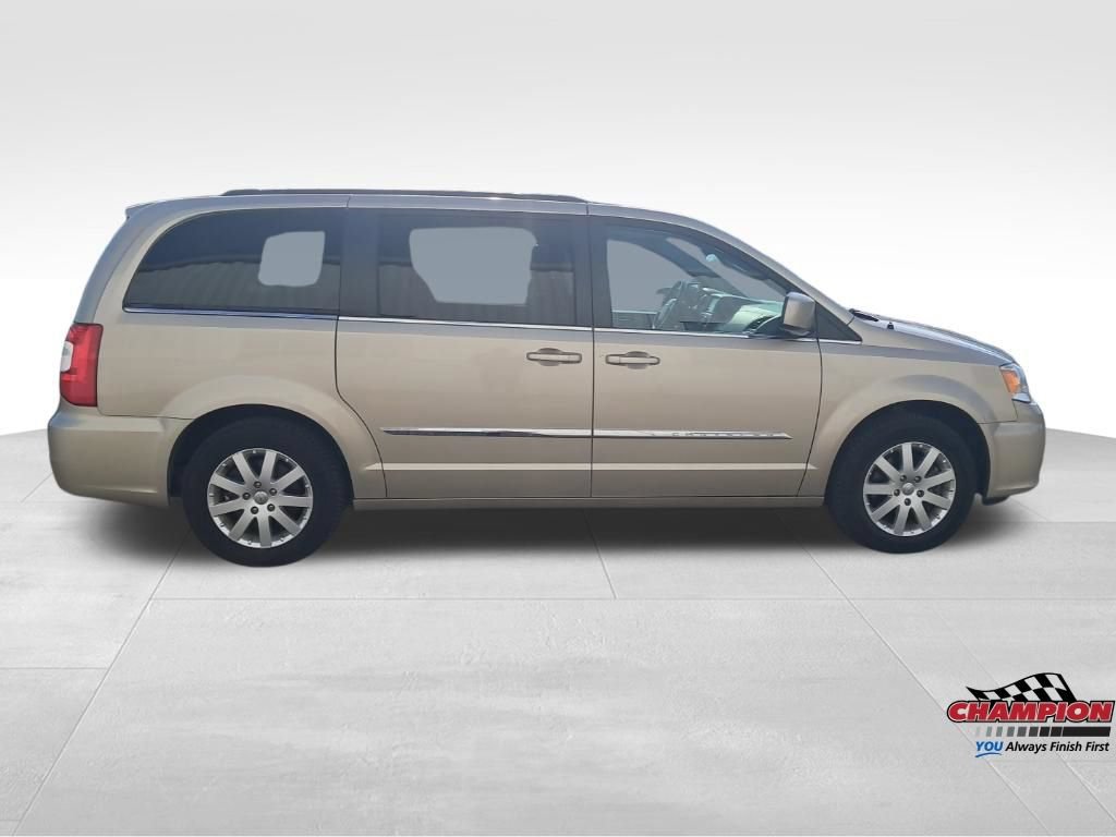 Used 2013 Chrysler Town & Country Touring FWD image 7