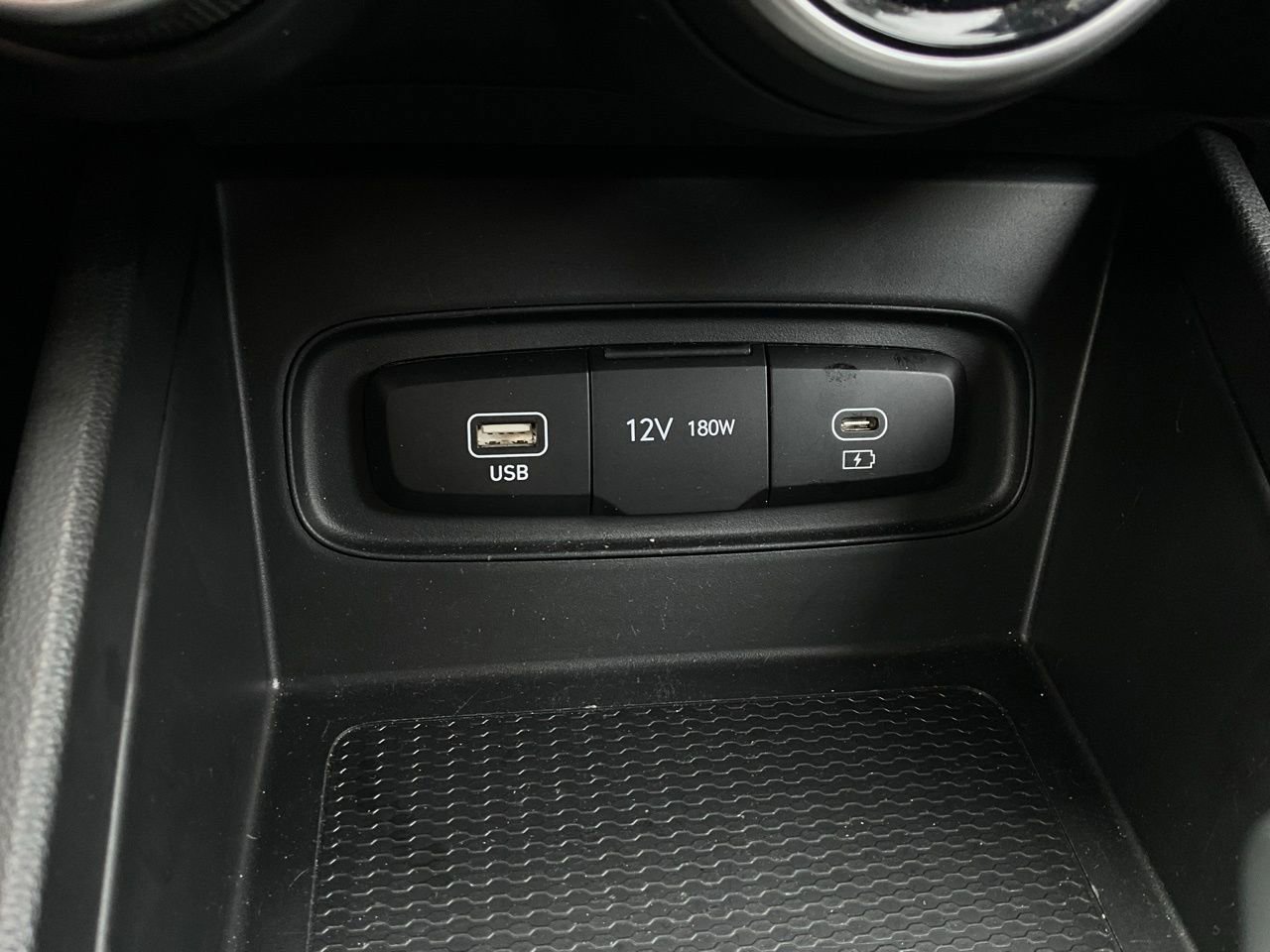 Used 2025 Hyundai Venue SEL image 25