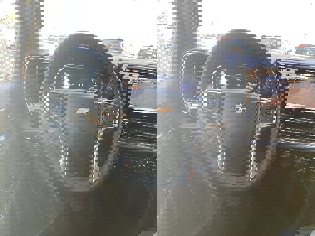 Used 2025 Chevrolet Silverado 1500 LT w/ Convenience Package II image 4