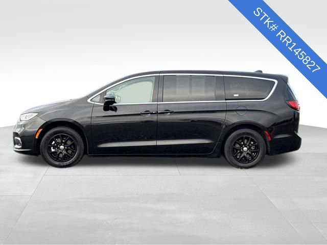 Used 2024 Chrysler Pacifica Touring-L image 4