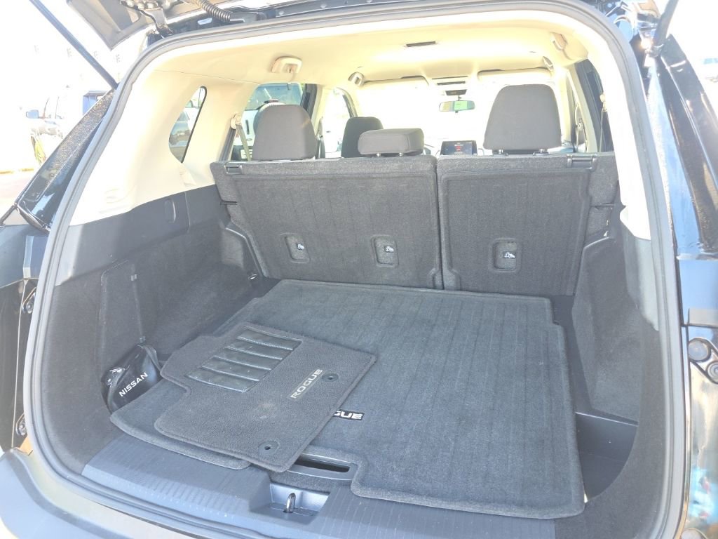 Used 2023 Nissan Rogue SV image 12