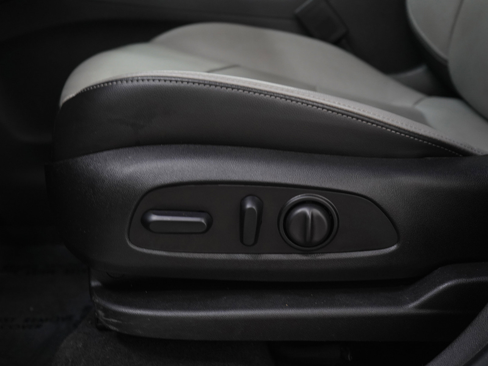 Used 2018 Chevrolet Equinox Premier w/ Infotainment II Package AWD/4WD image 24