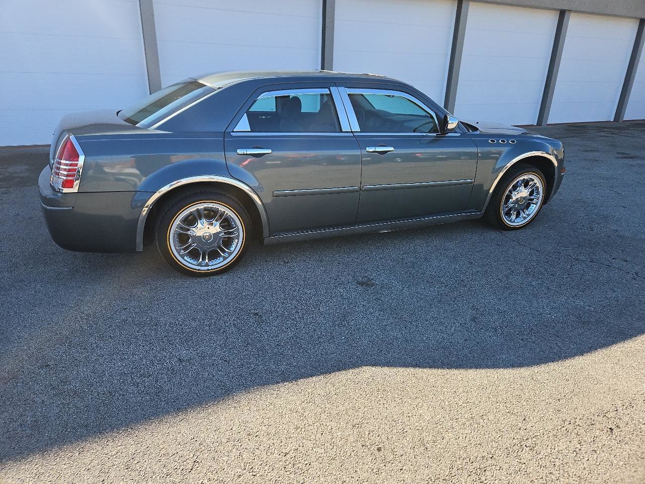 Used 2005 Chrysler 300 w/ Protection Group image 4