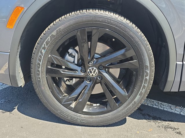 Used 2023 Volkswagen Tiguan SE R-Line image 24