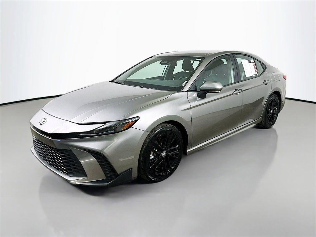 Used 2025 Toyota Camry SE image 3