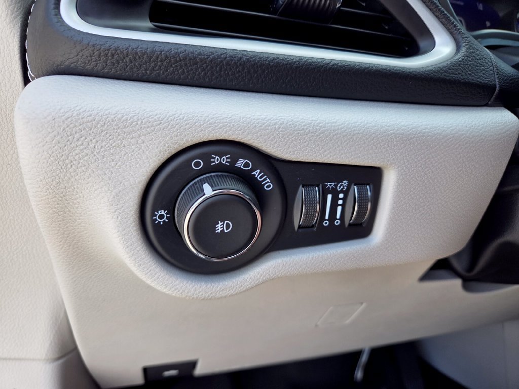 Used 2022 Chrysler Pacifica Touring-L AWD/4WD image 23