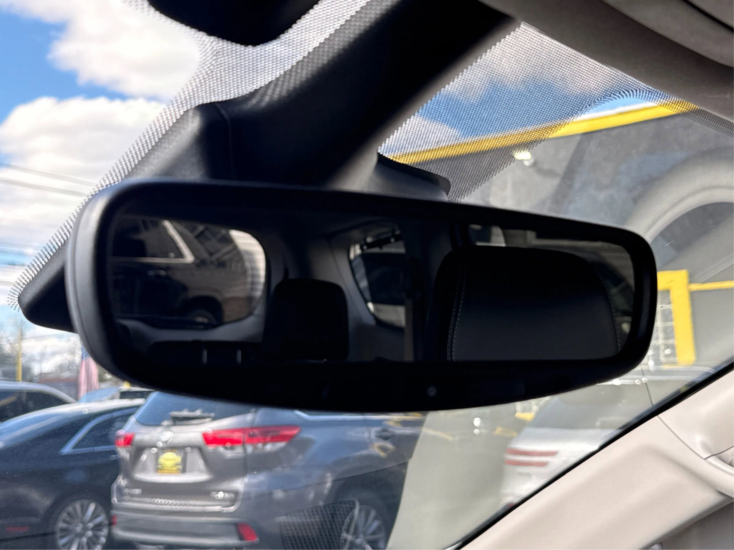 Used 2022 Chrysler Pacifica Touring-L image 14