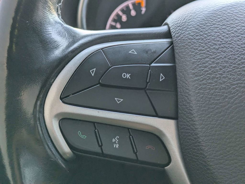Used 2021 Jeep Grand Cherokee Laredo image 32