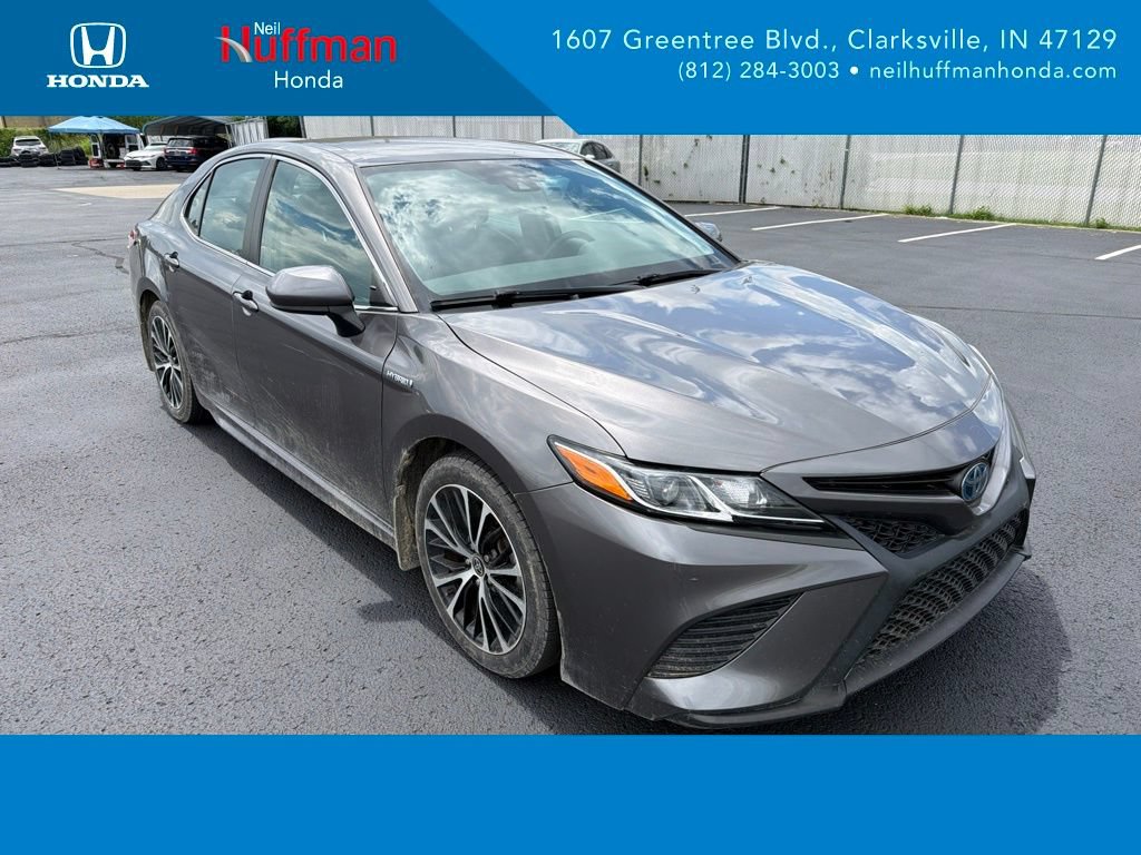 Used 2020 Toyota Camry SE FWD image 1