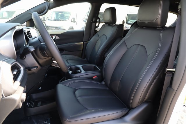 New 2026 Chrysler Pacifica Select image 14