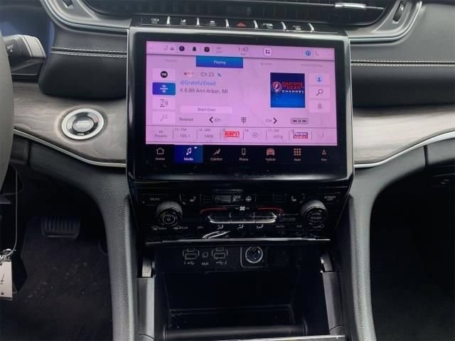 Used 2025 Jeep Grand Cherokee Limited RWD image 11