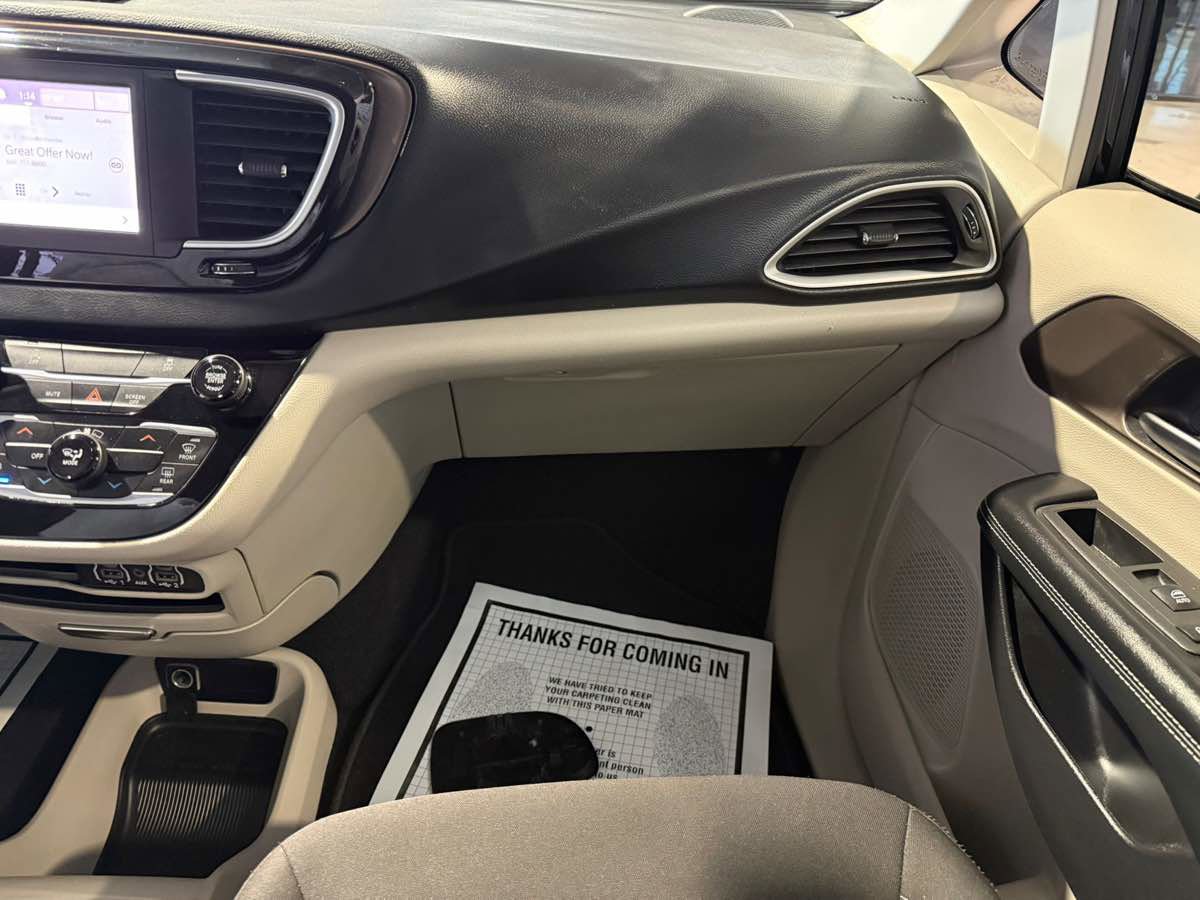 Used 2022 Chrysler Voyager LX image 28