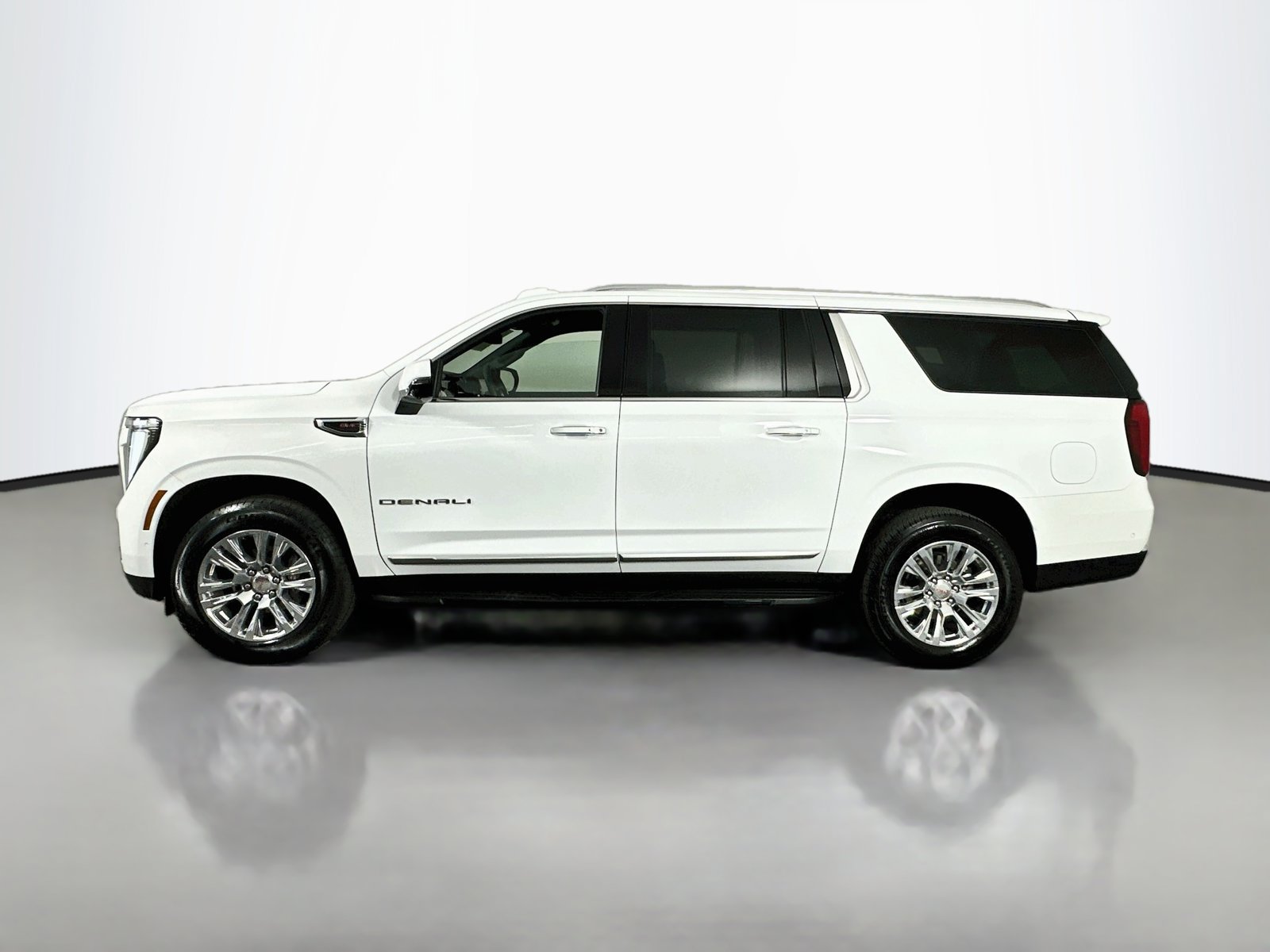 Used 2025 GMC Yukon XL Denali AWD/4WD image 5