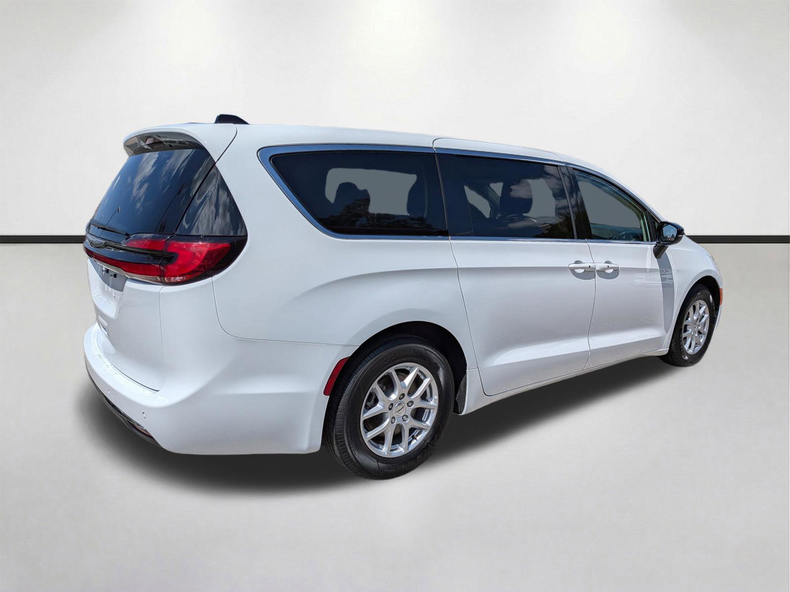 Used 2024 Chrysler Pacifica Touring-L image 4