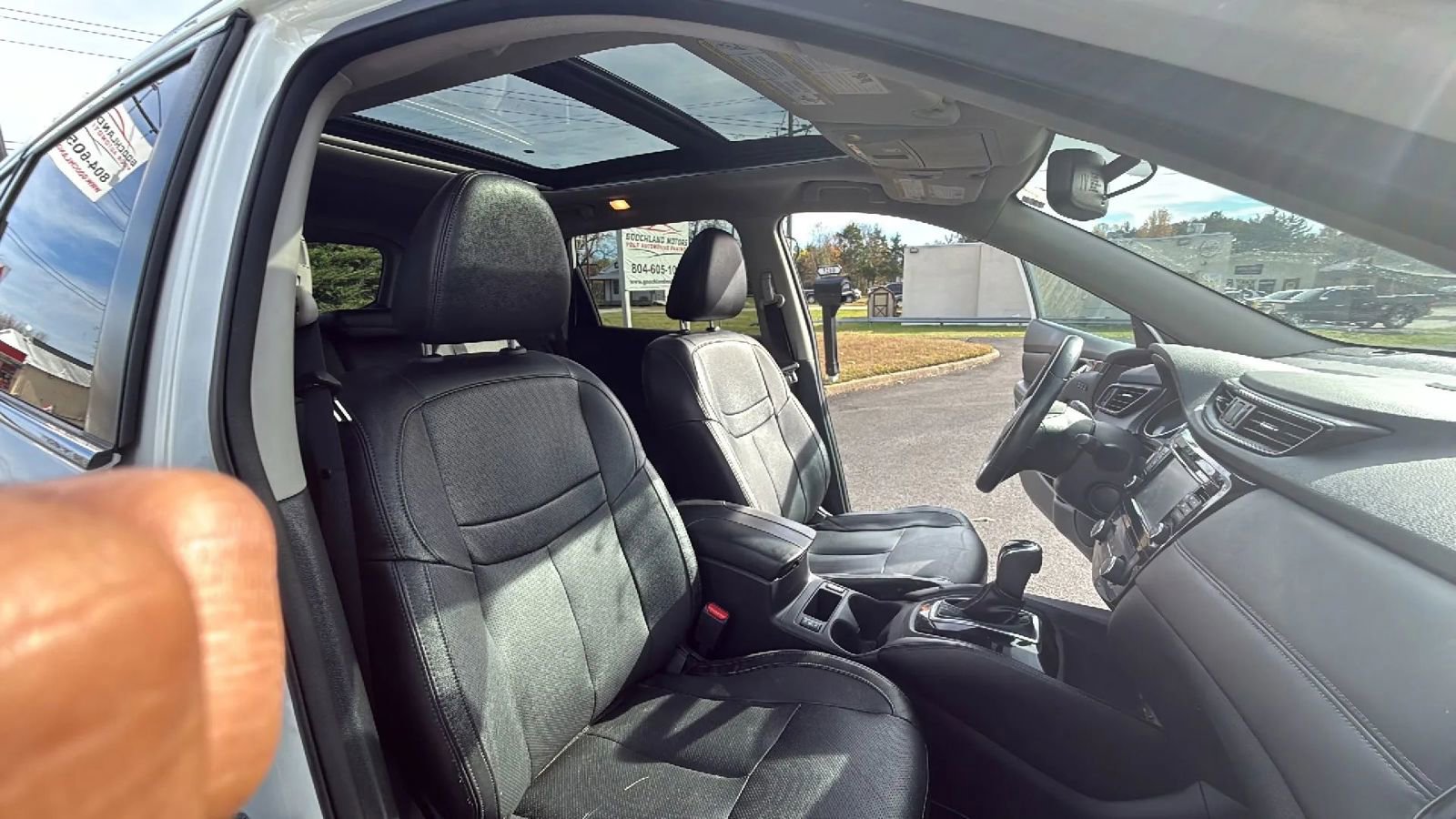 Used 2017 Nissan Rogue SL w/ SL Premium Package image 41