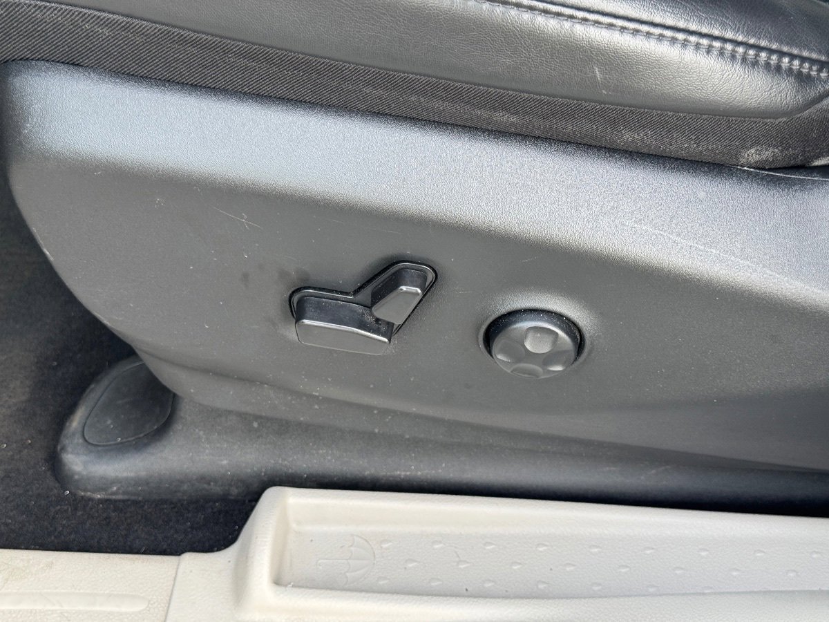 Used 2023 Chrysler Pacifica Touring-L FWD image 28