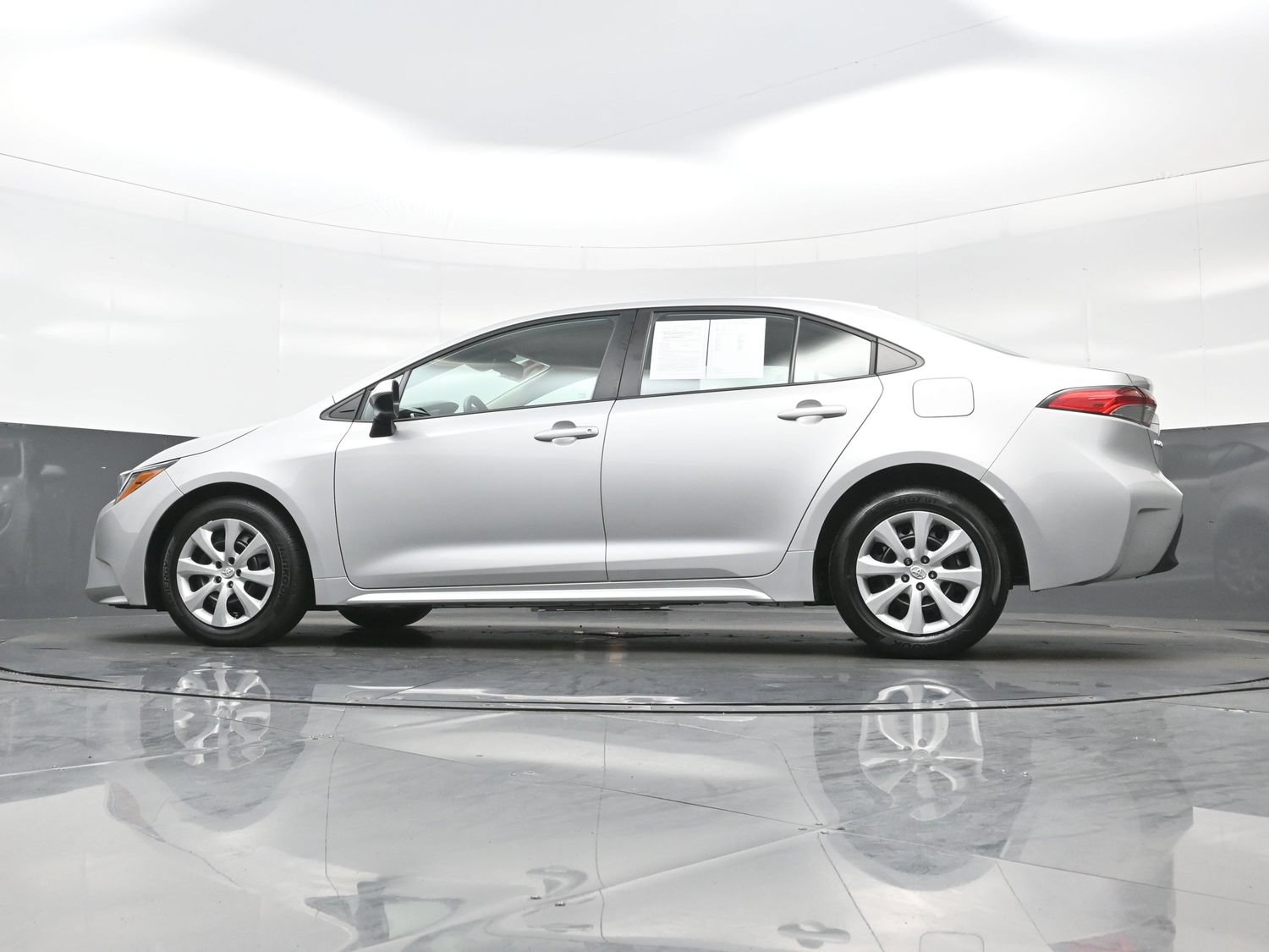 Used 2025 Toyota Corolla LE FWD image 27