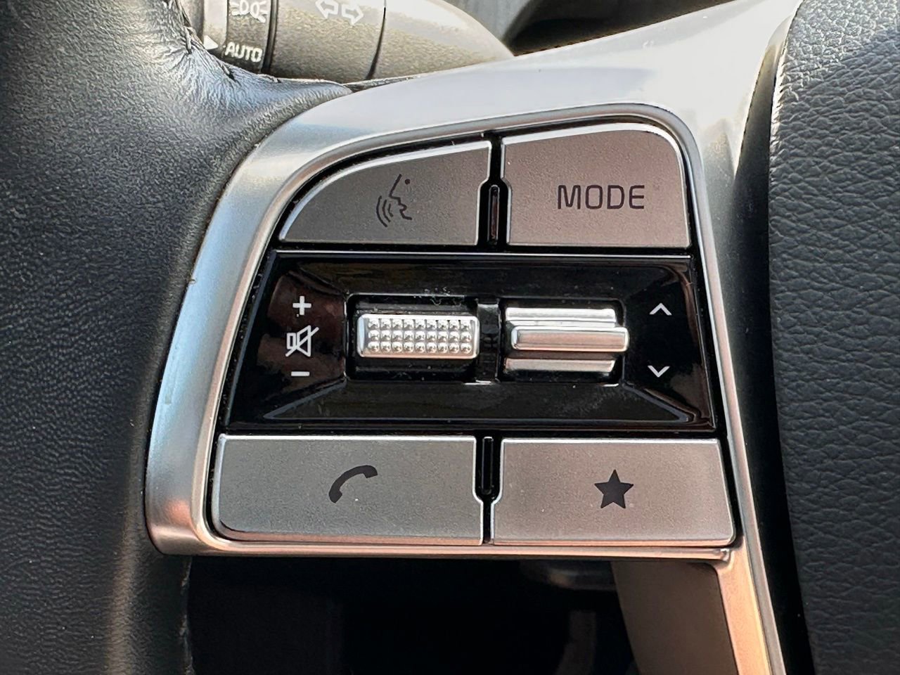 Used 2025 Kia Telluride EX w/ EX Captain's Chair Package image 29