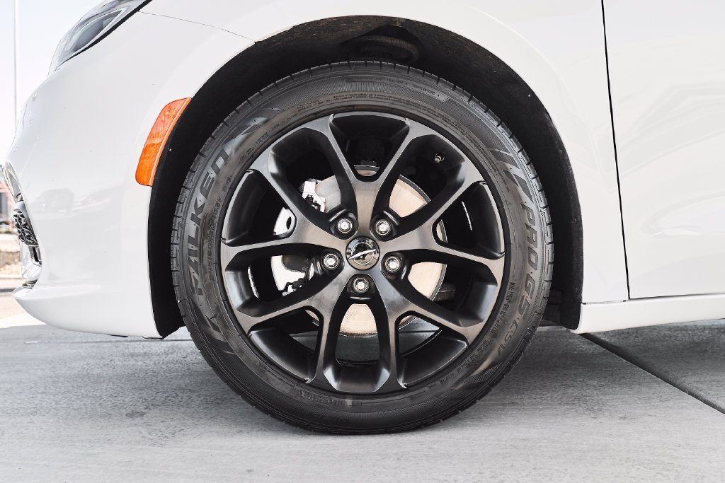 Used 2025 Chrysler Pacifica Limited FWD image 3