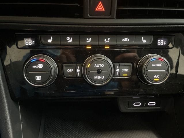 Certified 2023 Volkswagen Jetta SE w/ Panoramic Sunroof Package FWD image 23