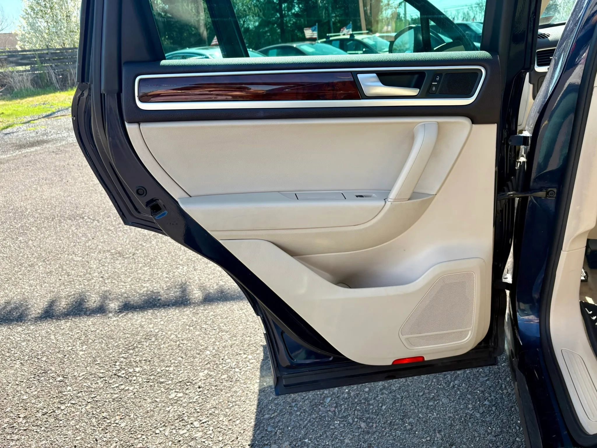 Used 2012 Volkswagen Touareg TDI image 12