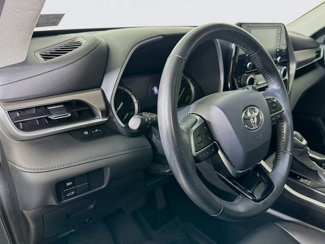 Used 2020 Toyota Highlander XLE AWD/4WD image 11