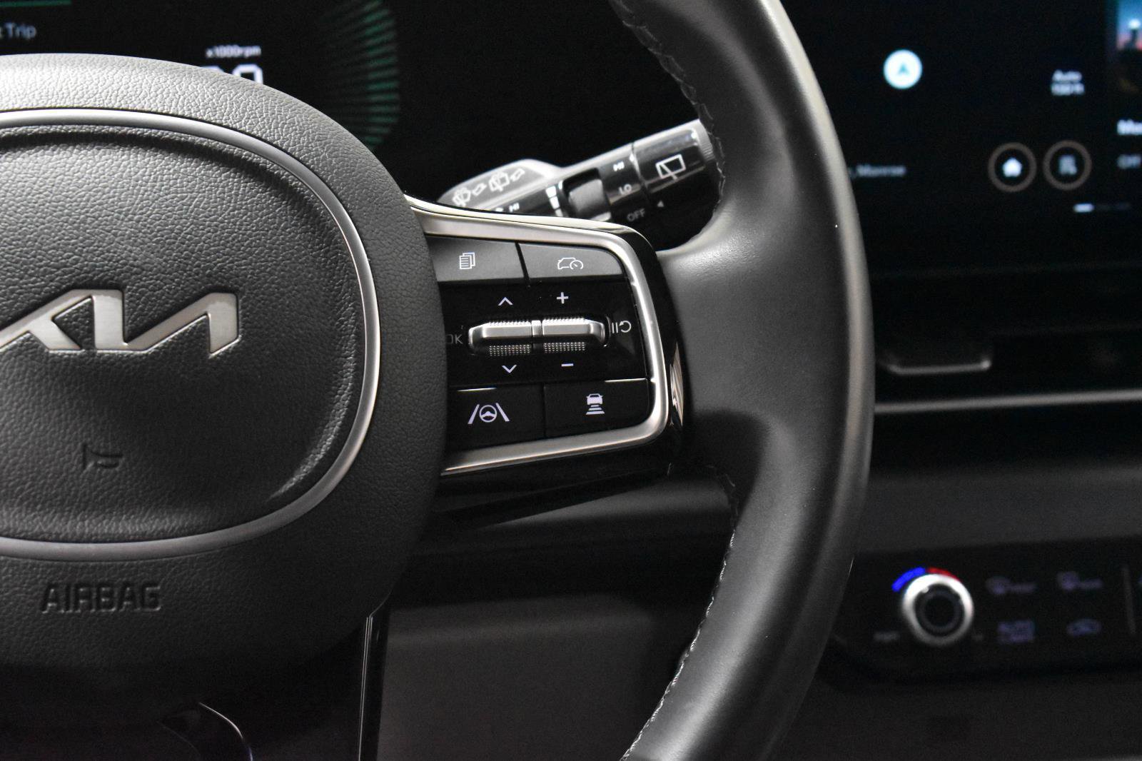 Used 2025 Kia Carnival FWD image 13