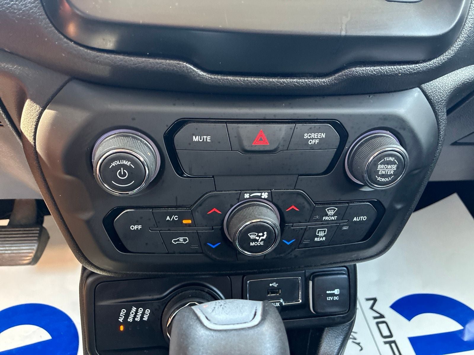Used 2018 Jeep Renegade Latitude w/ Cold Weather Group AWD/4WD image 21