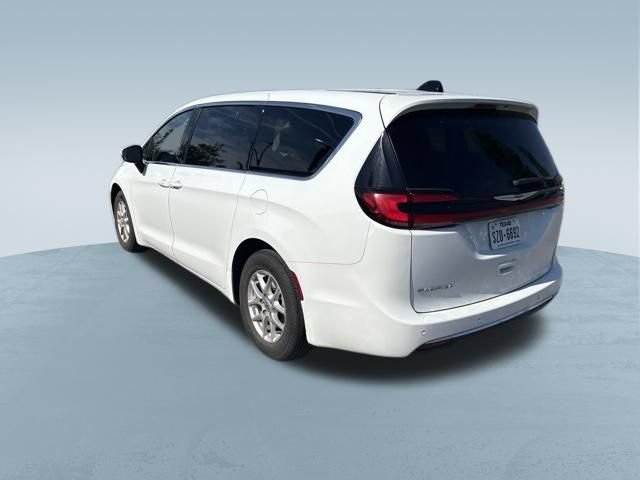 Used 2023 Chrysler Pacifica Touring-L FWD image 6