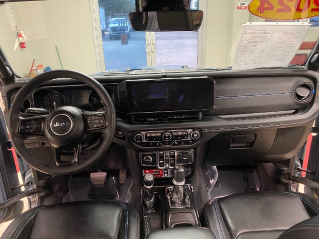 Used 2024 Jeep Wrangler Unlimited Rubicon 4xe AWD/4WD image 22