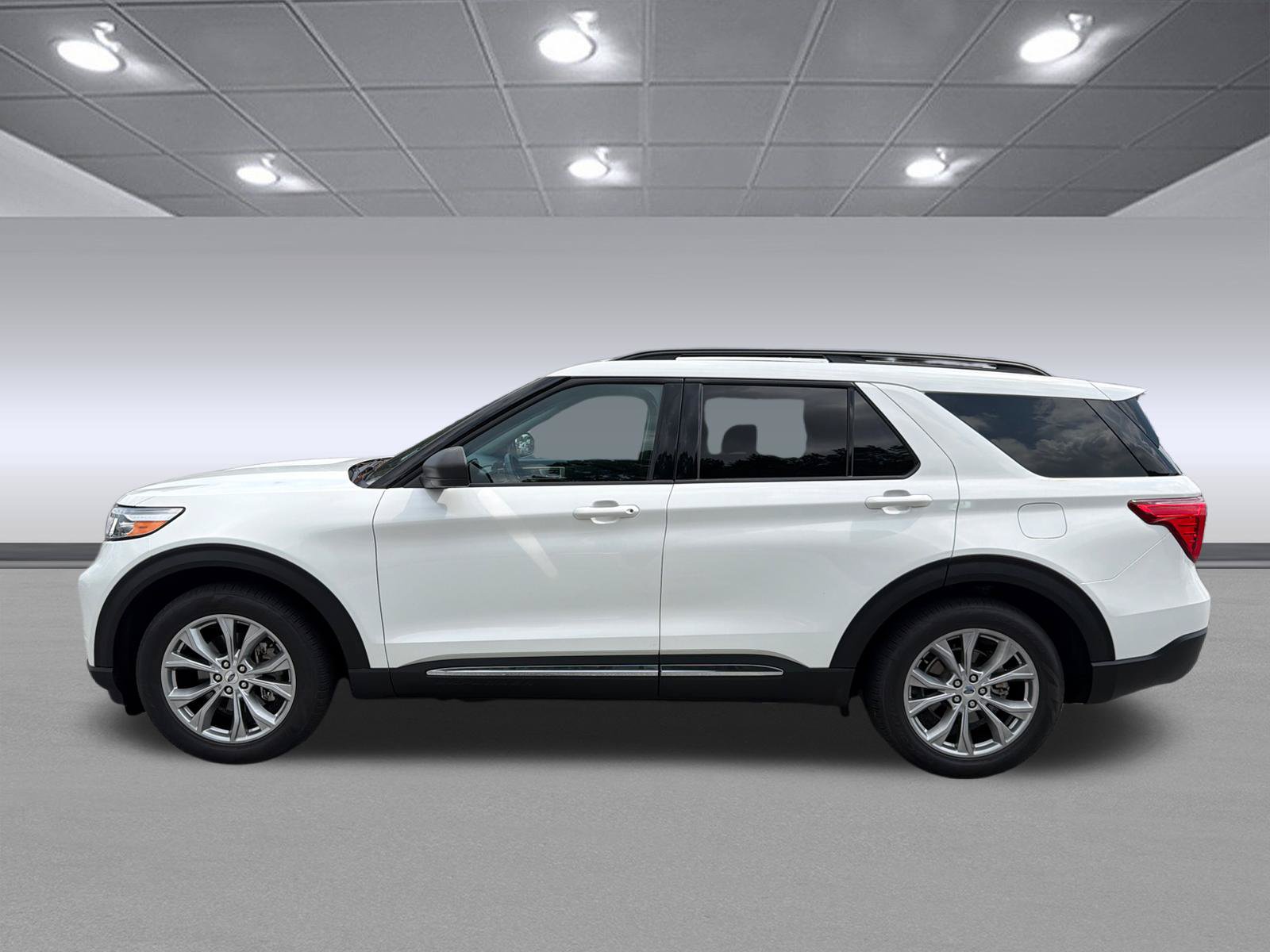 Used 2023 Ford Explorer XLT w/ Equipment Group 202A RWD image 10