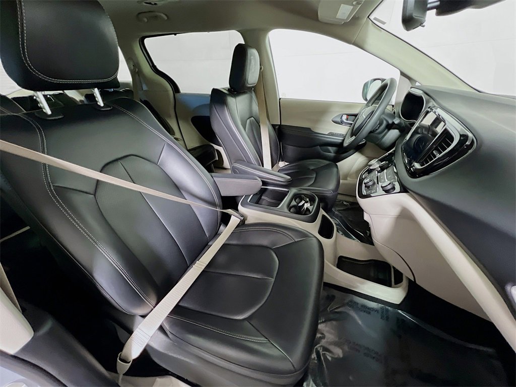 Used 2023 Chrysler Pacifica Touring-L image 26