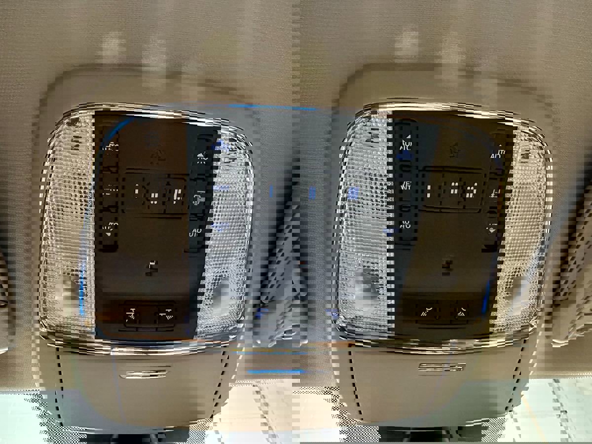 Used 2013 Chrysler 300 C w/ Light Group image 43