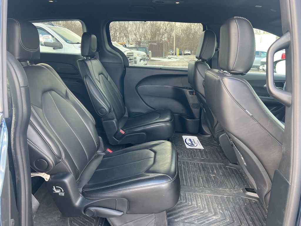 Used 2025 Chrysler Pacifica Select image 12