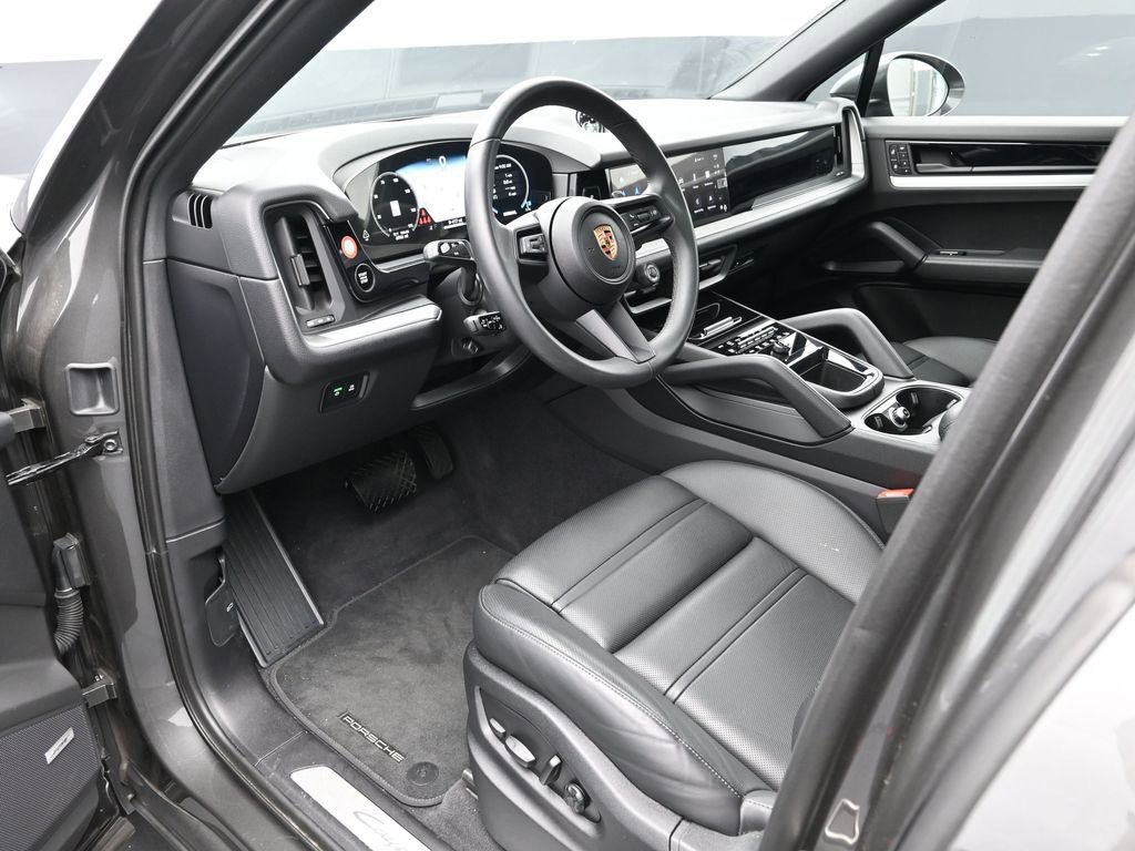 Certified 2025 Porsche Cayenne Coupe image 4