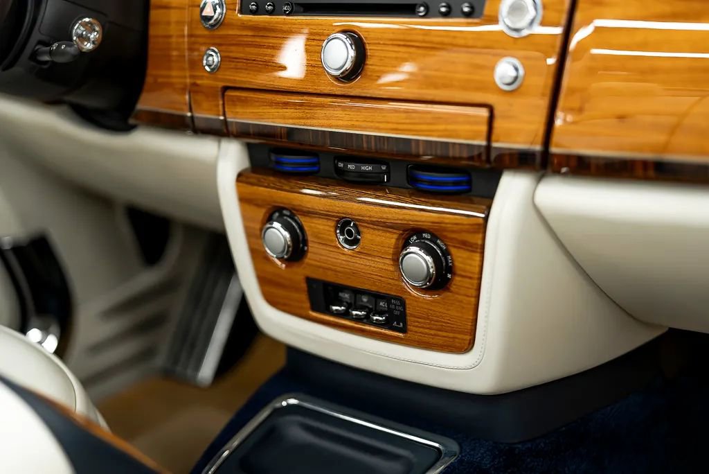 Used 2010 Rolls-Royce Phantom Drophead Coupe RWD image 19