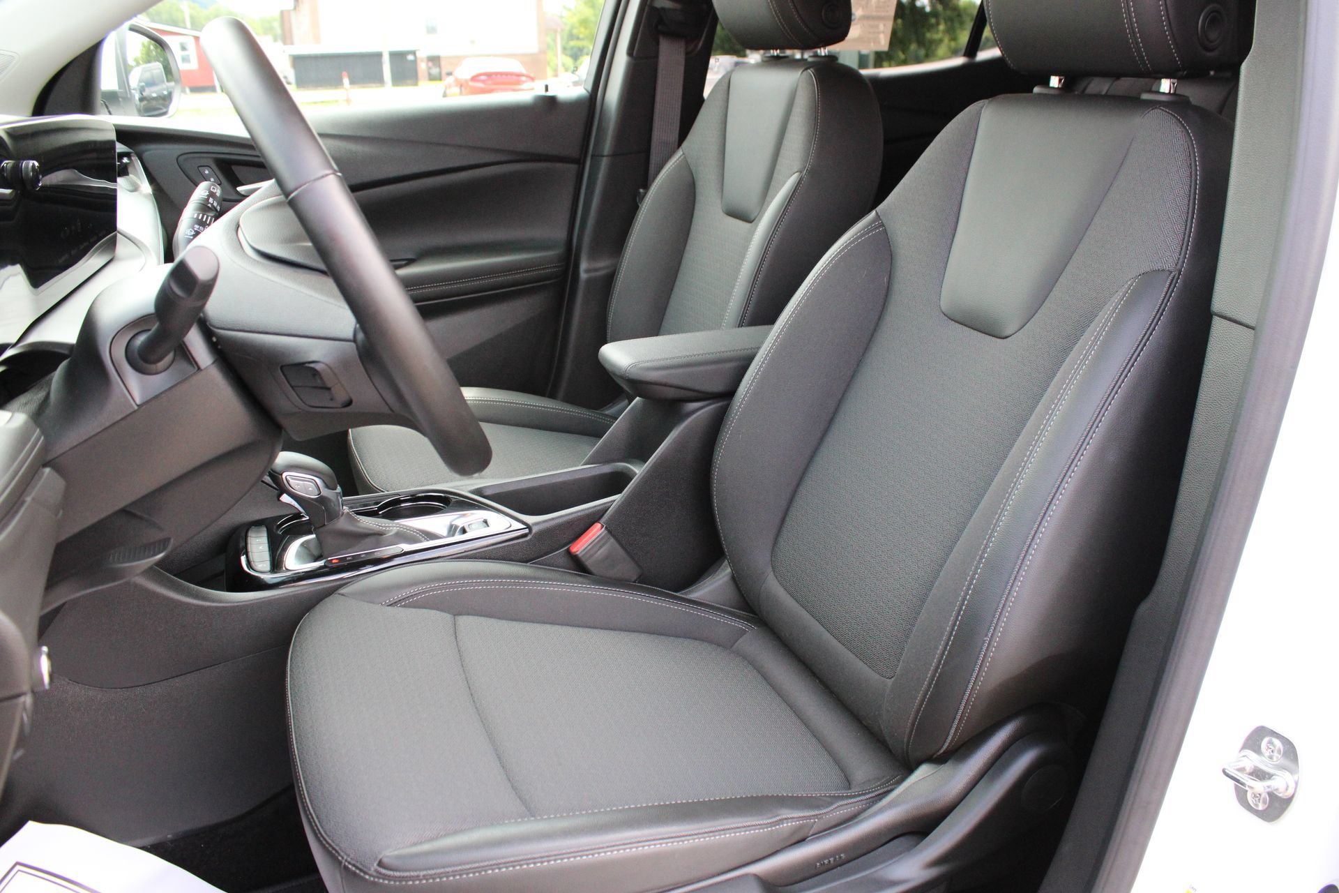 Used 2025 Buick Encore GX Preferred AWD/4WD image 16