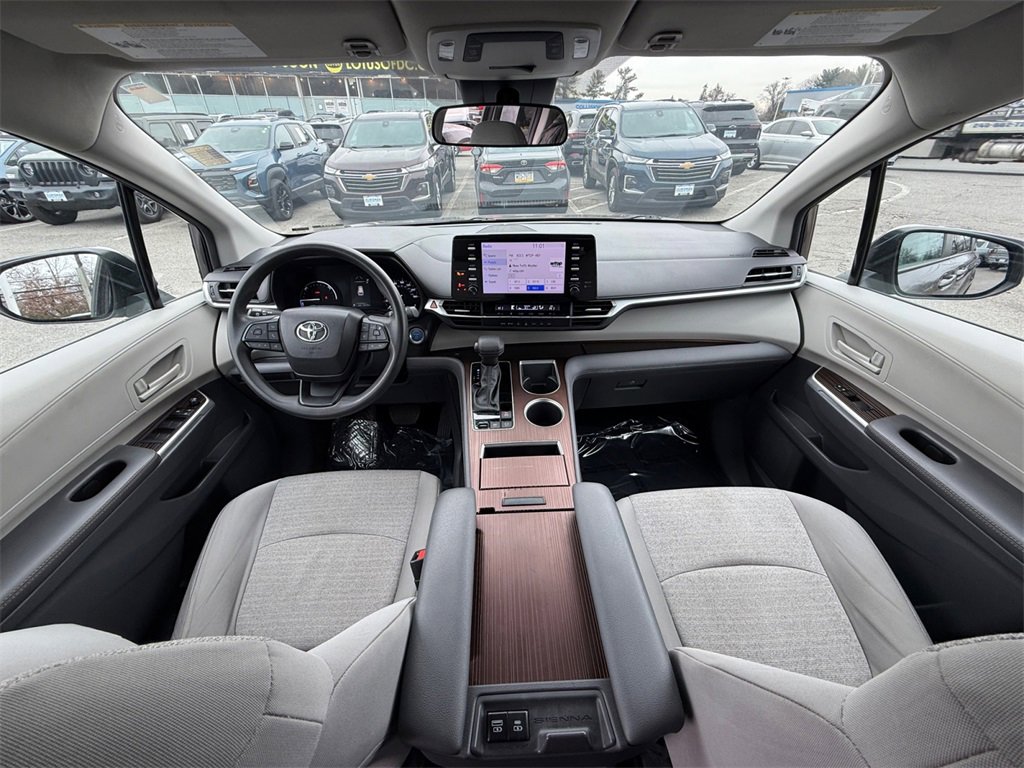 Used 2024 Toyota Sienna LE image 21