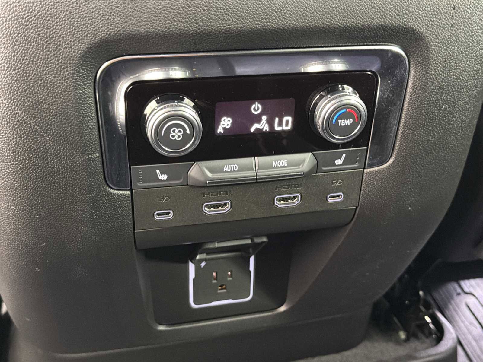 Certified 2025 GMC Yukon XL AT4 w/ AT4 Premium Plus Package image 25