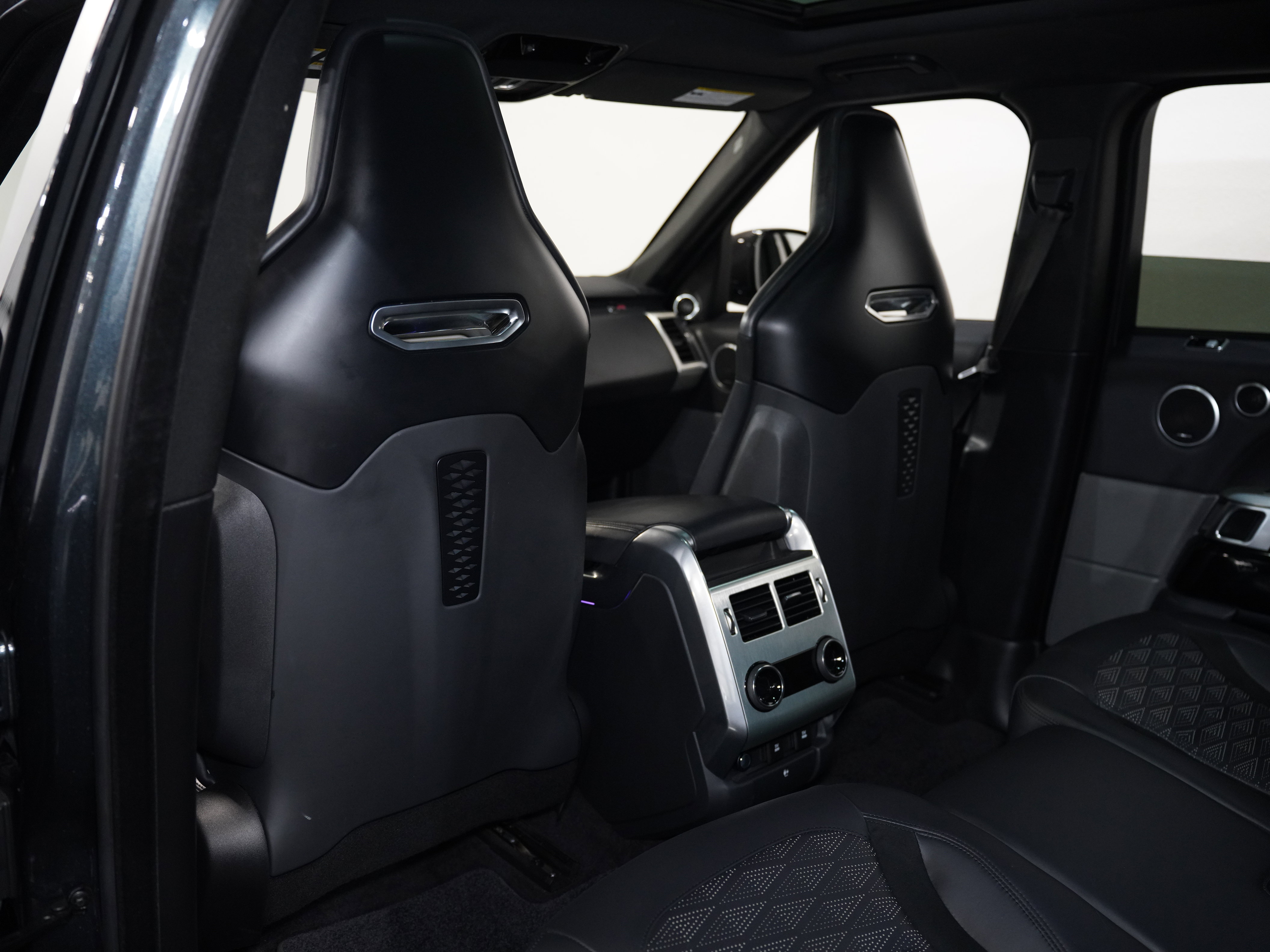 Used 2018 Land Rover Range Rover Sport SVR image 38