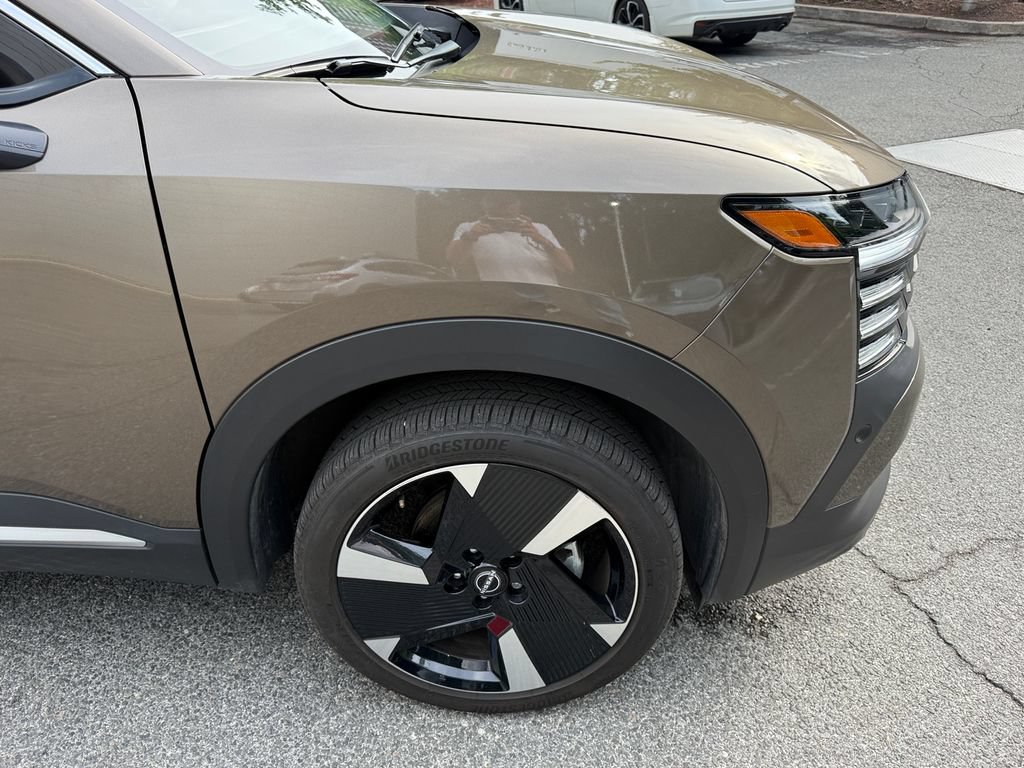 Used 2025 Nissan Kicks SR w/ SR Premium Package AWD/4WD image 9